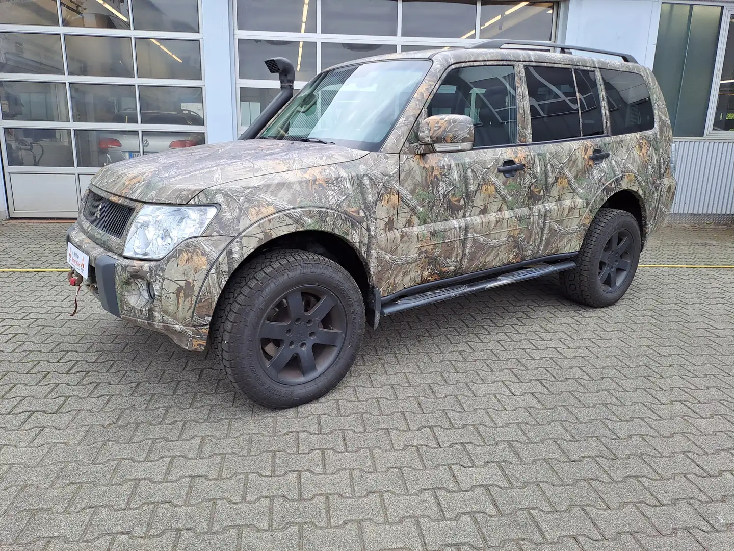 Mitsubishi Pajero 3.2 DI-D Edition 30 (5-trg.) Schwarz - 2