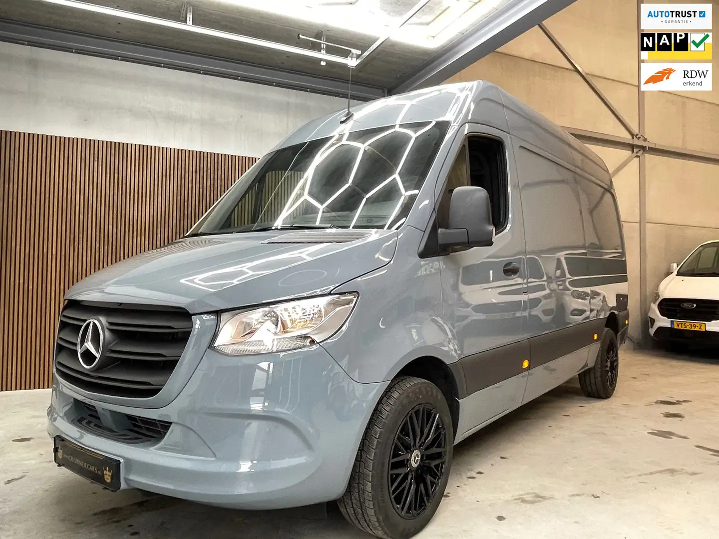 Mercedes-Benz Sprinter 317 1.9 CDI L2H2 RWD Automaat 3500kg trekgewicht. Gris - 1