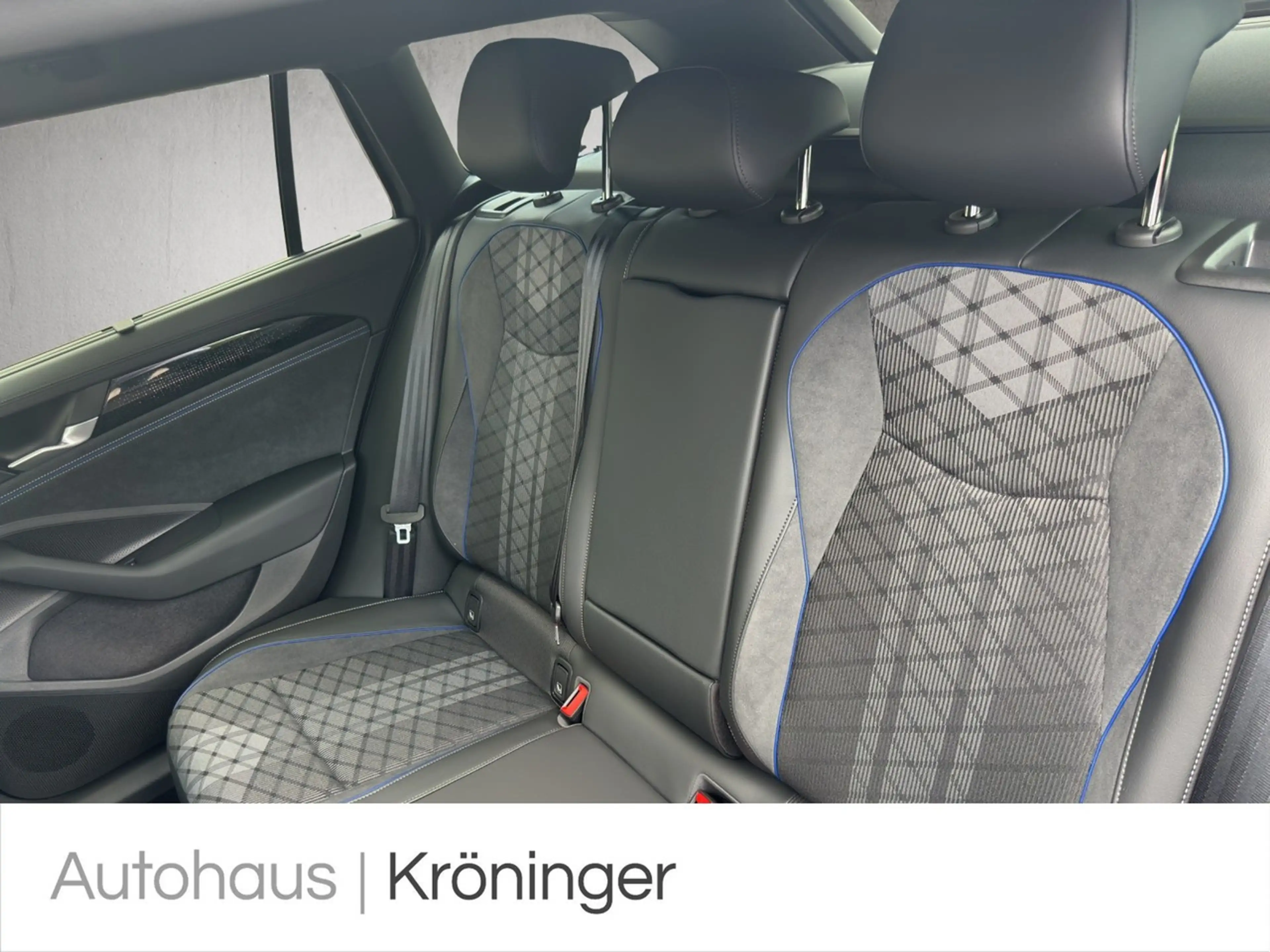 Volkswagen Passat Variant 2.0 TDI DSG R-line AHK ACC HUD — photo 10