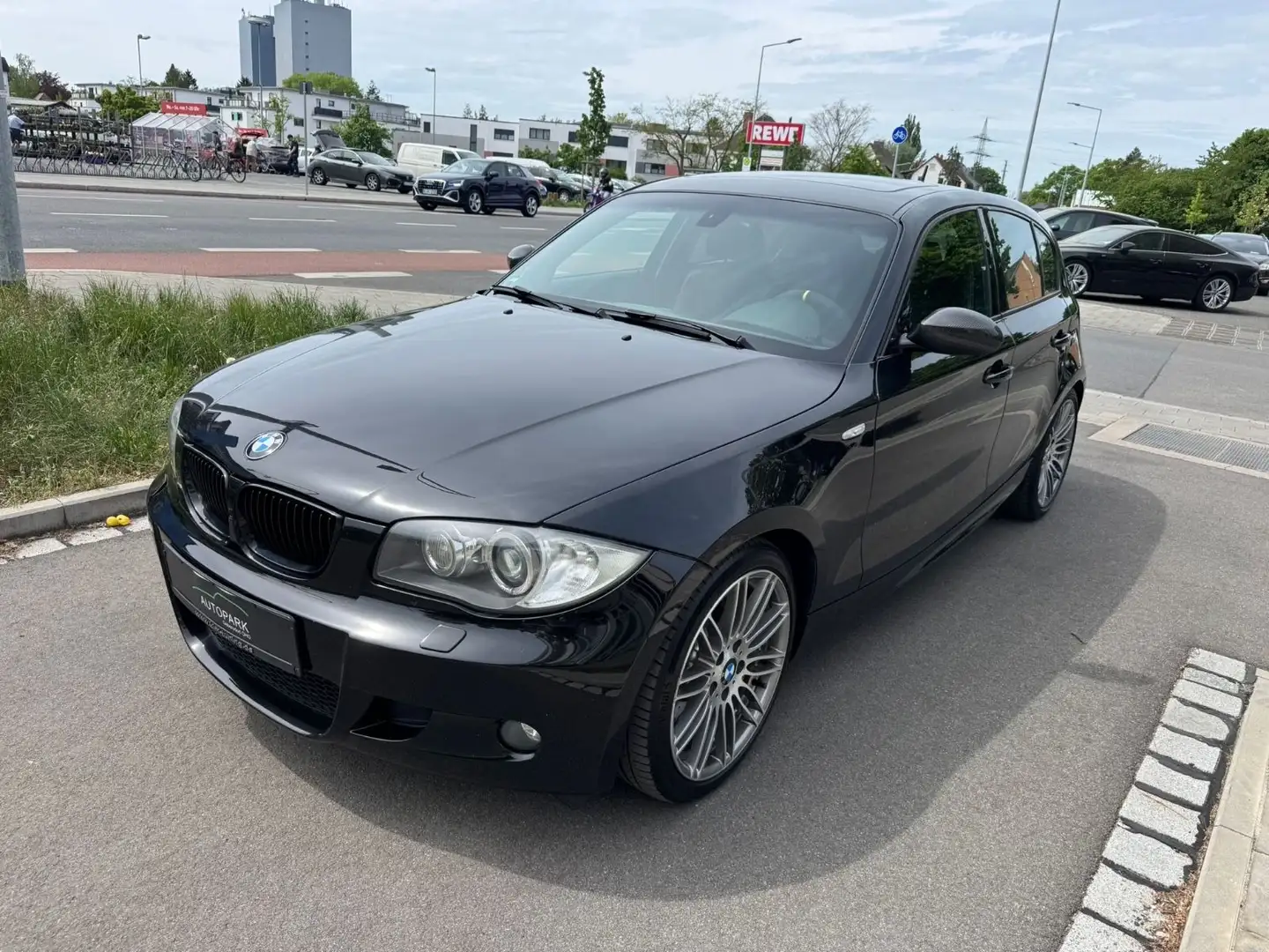 BMW 130 i M Sport/Performance/Keyless-Go/GSD/SHZ/PDC Schwarz - 1