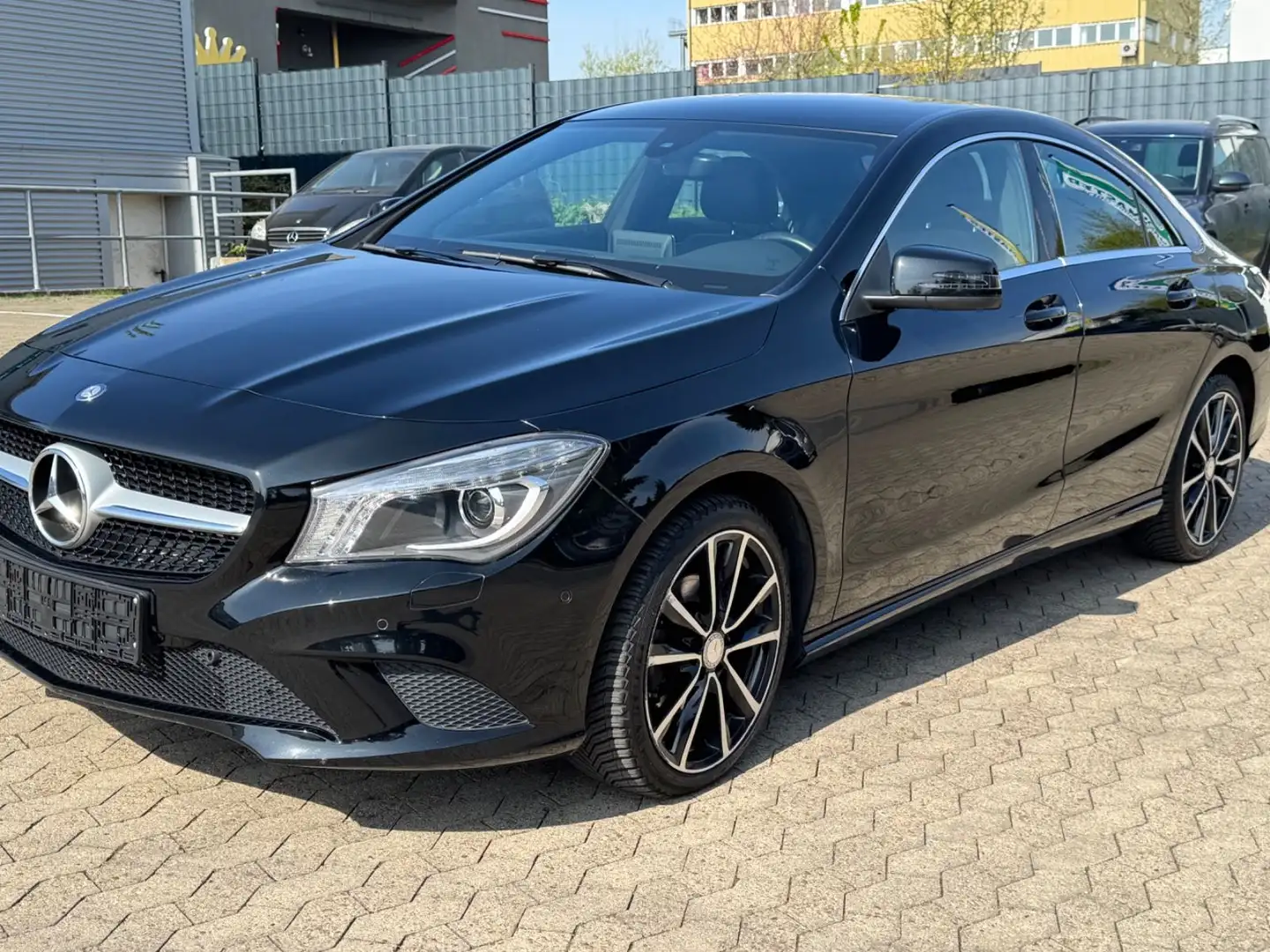 Mercedes-Benz CLA 180 Urban mit erst 49800 Kilometern!! Schwarz - 1