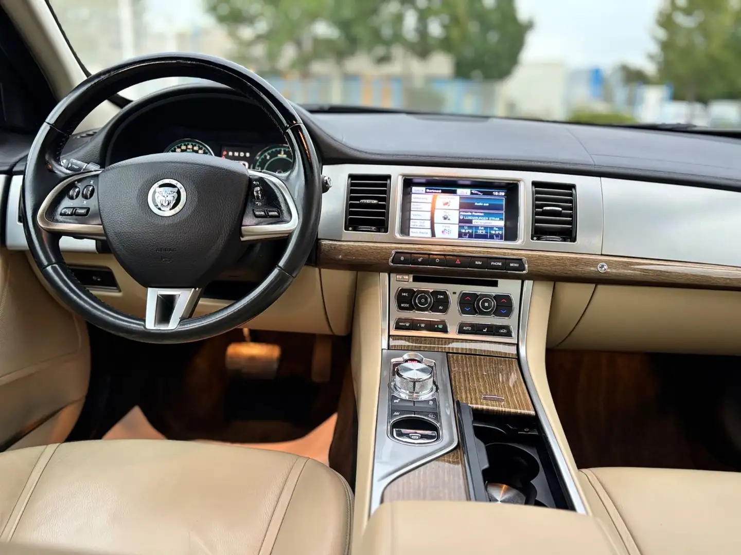 Jaguar XF 3.0 V6 Diesel S Navi+Camera/SD/Leder/AHK Schwarz - 2