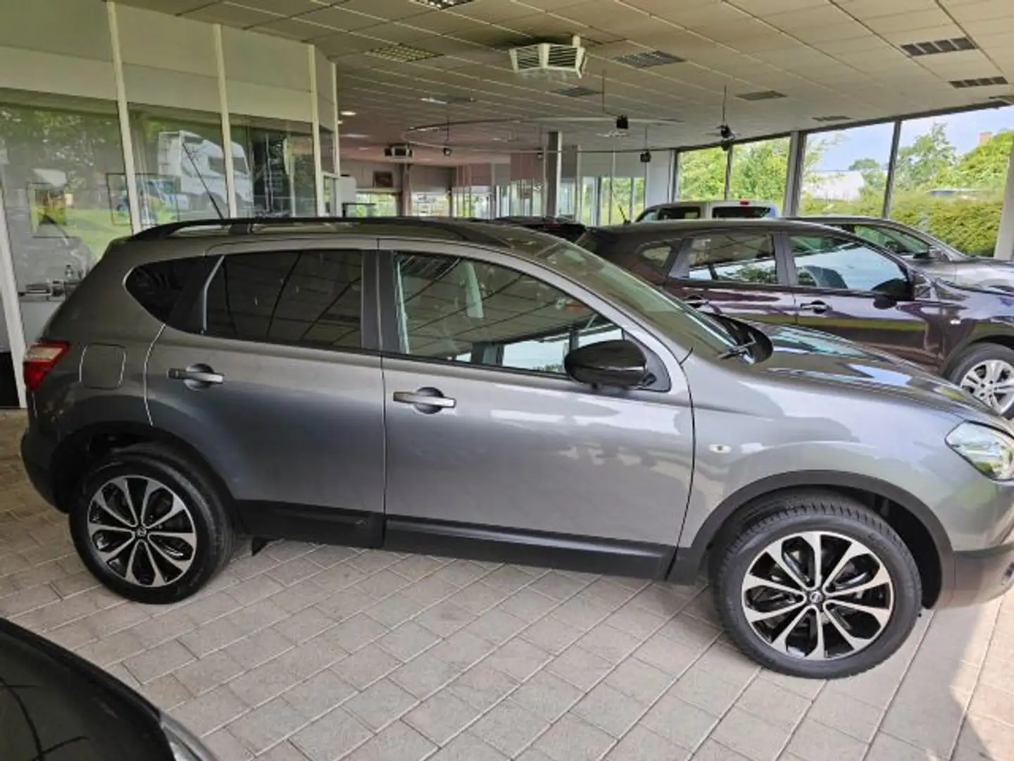 Nissan Qashqai 360 2,0 4X4 360° Kamera Grau - 2