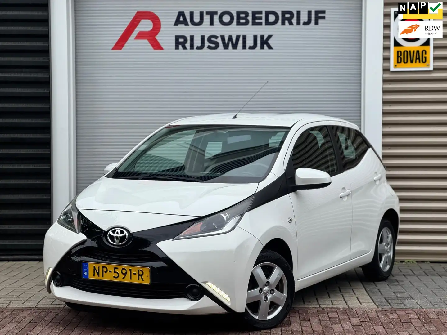Toyota Aygo 1.0 VVT-i x-play Airco/Elektrische ramen Blanc - 1