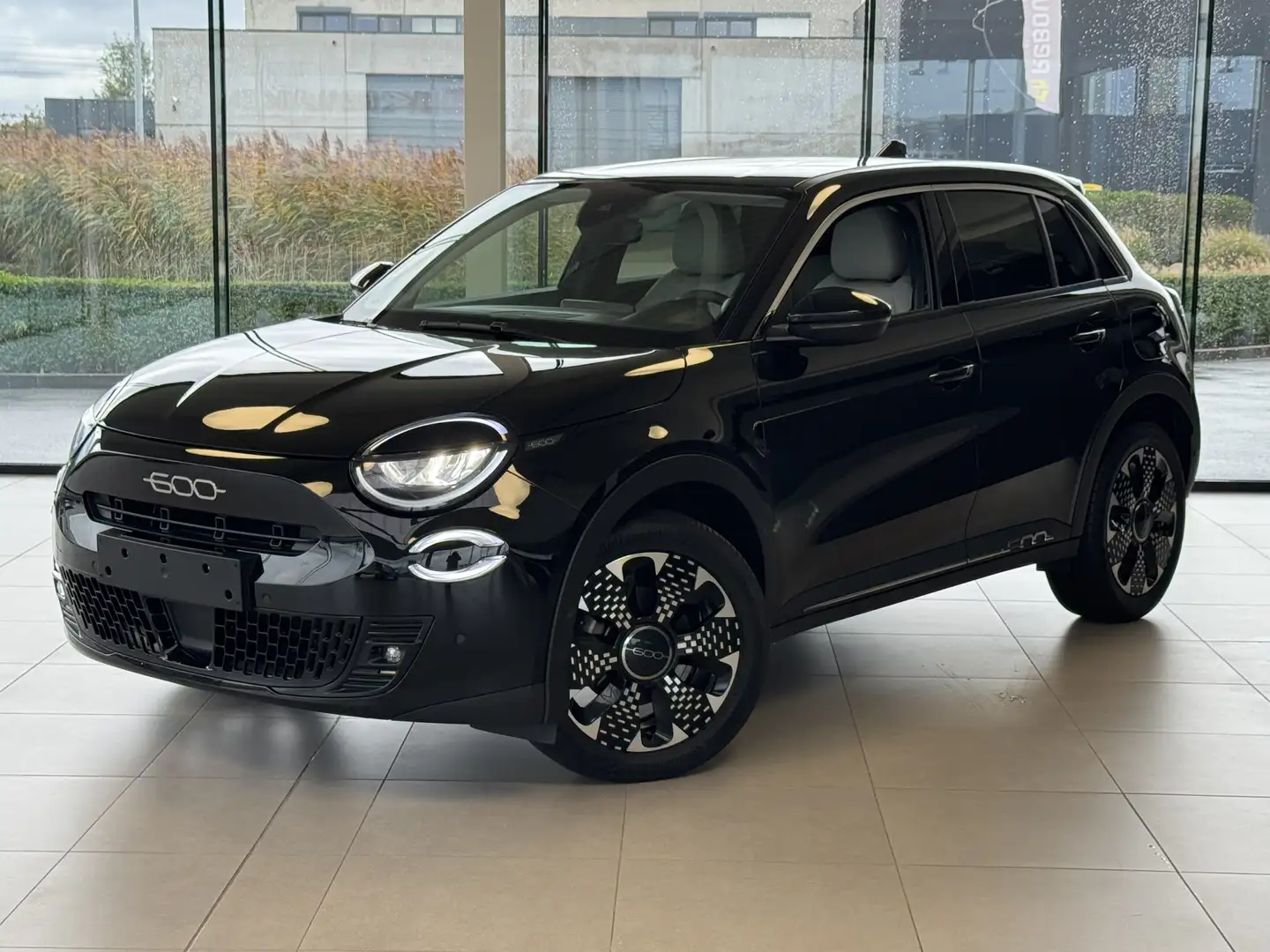 Fiat 600 HYBRID La Prima - 100 PK **AUTOMAAT** Zwart - 1