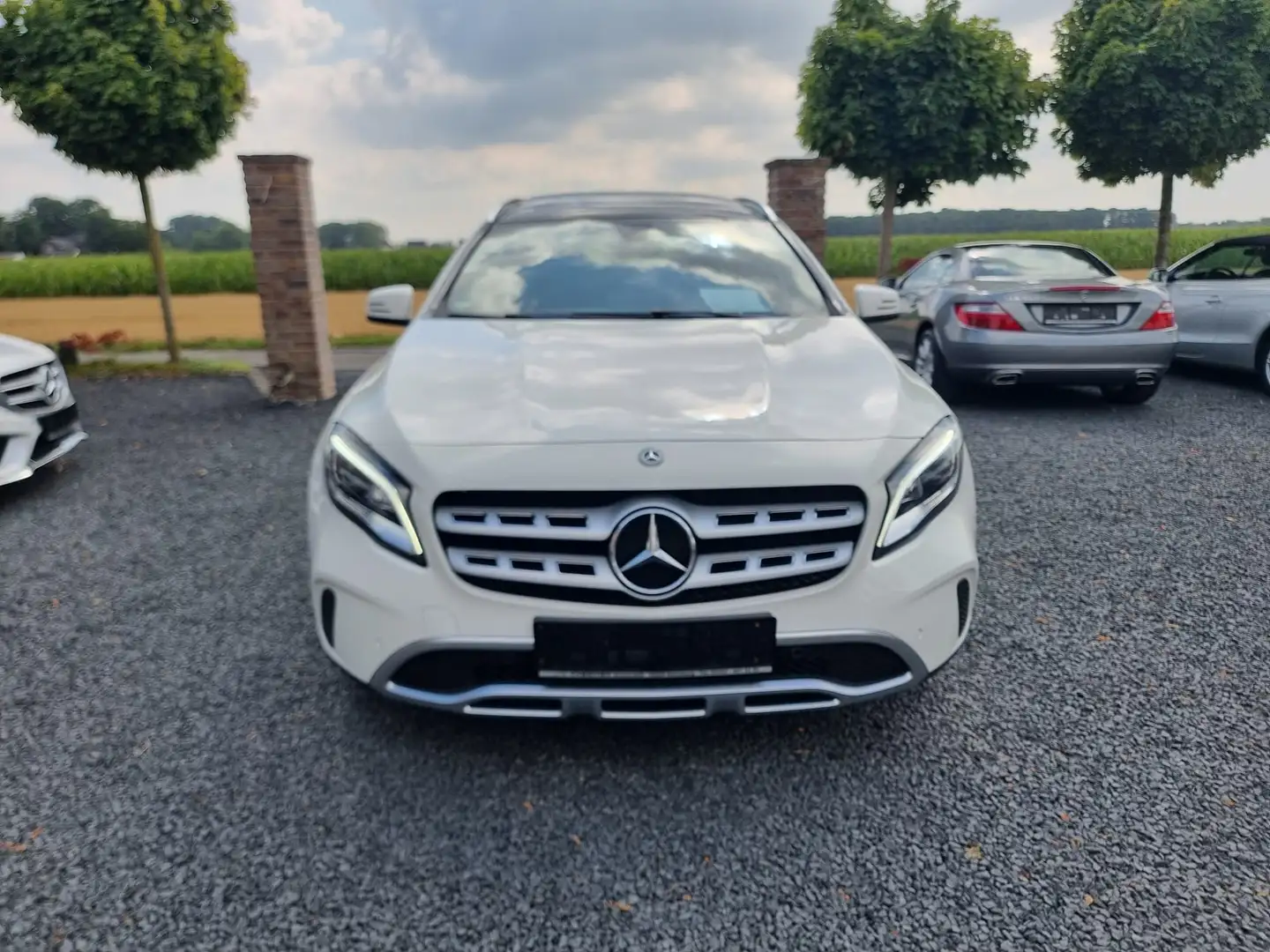 Mercedes-Benz GLA 180 Automatik // Panorama // NAVI//Sitzh.//LED Blanc - 2