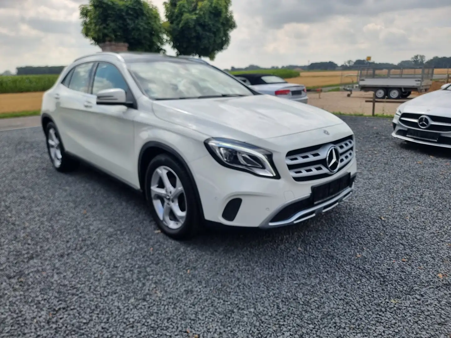 Mercedes-Benz GLA 180 Automatik // Panorama // NAVI//Sitzh.//LED Blanc - 1