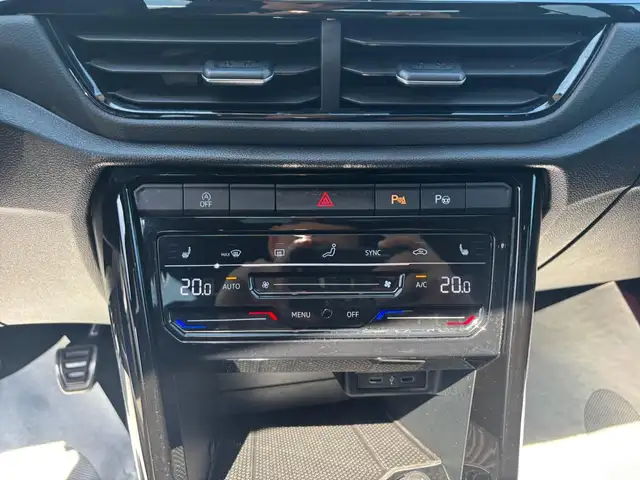 Volkswagen T-Roc view 14