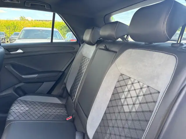 Volkswagen T-Roc view 9