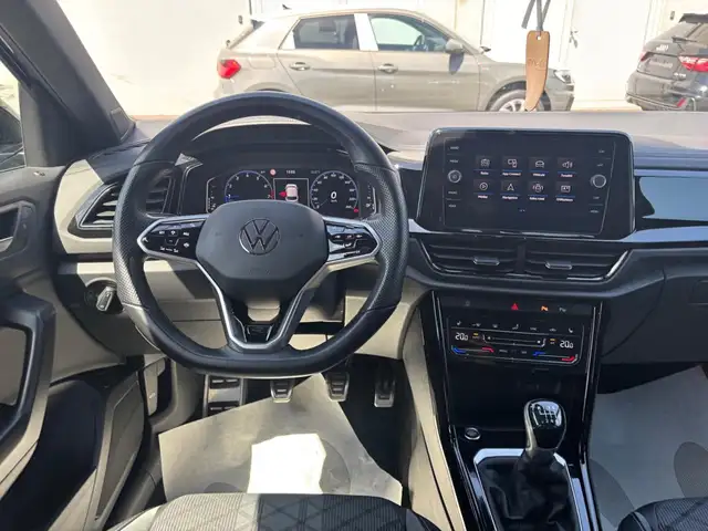 Volkswagen T-Roc view 11