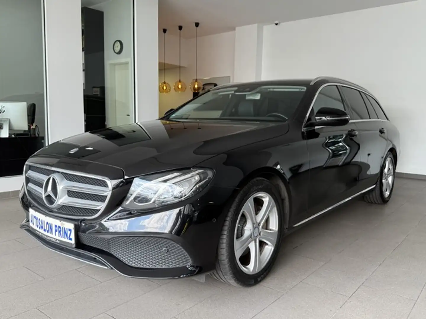 Mercedes-Benz E 200 T AUTOM KLIMA  NAVI PDC TEILLDR SHZ LED Noir - 1