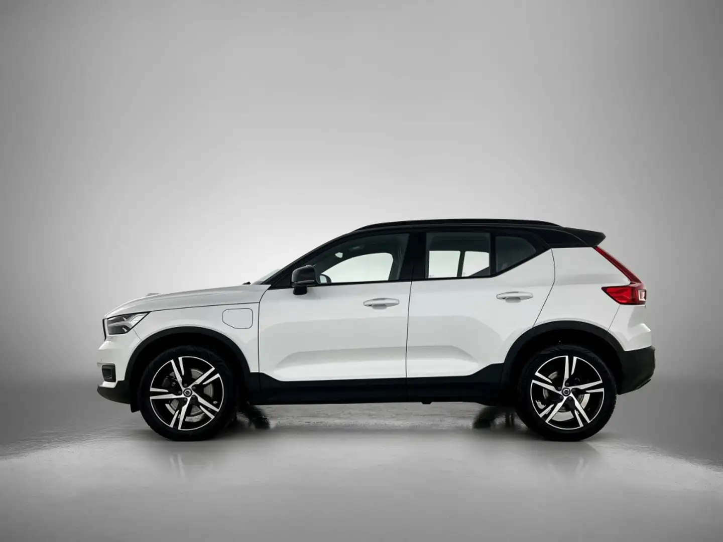 Volvo XC40 1.5 T5 Recharge R-Design Blanc - 2