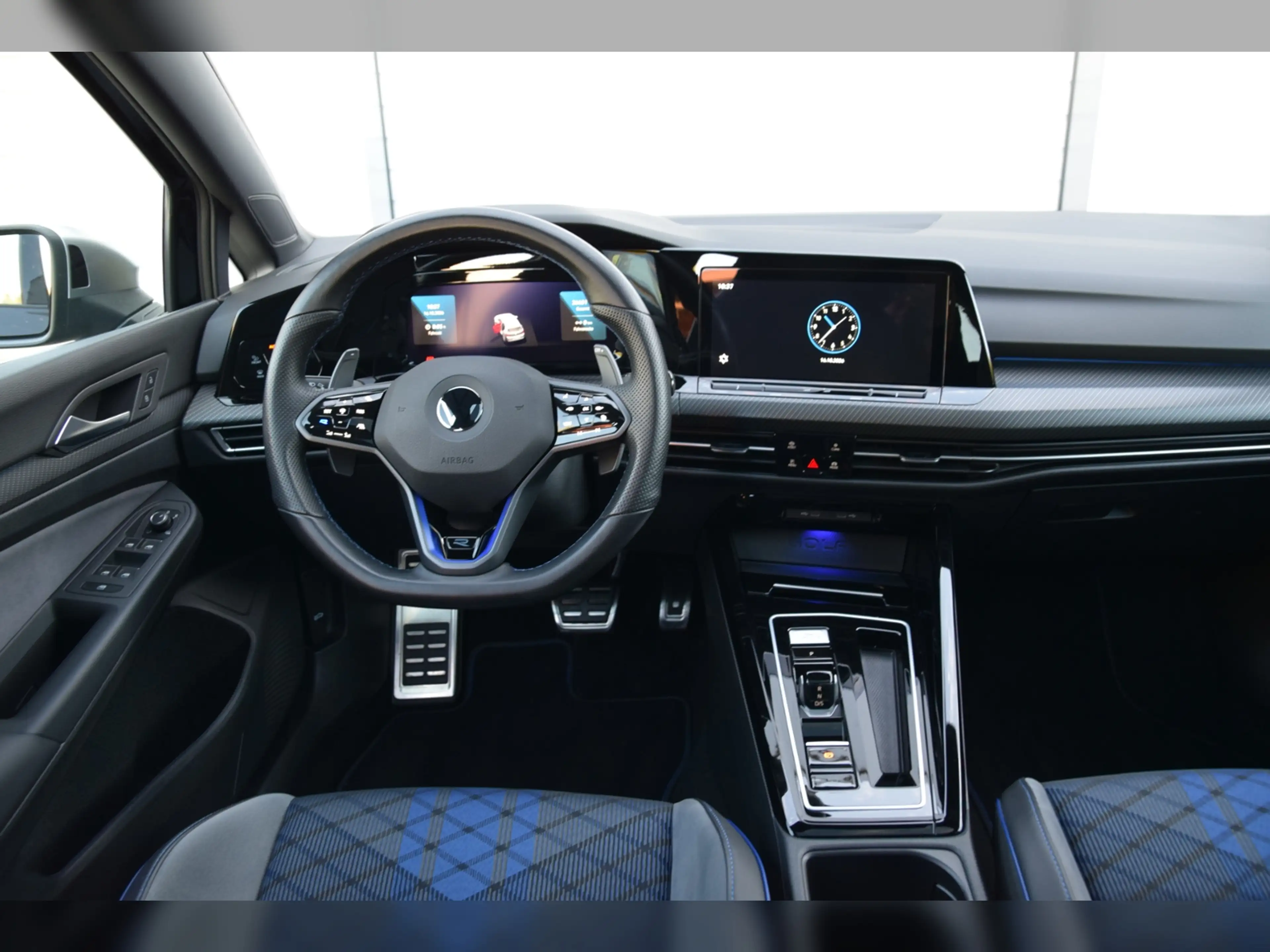 Volkswagen Golf VIII R 4Motion DSG IQ-Light - Panodach — photo 13