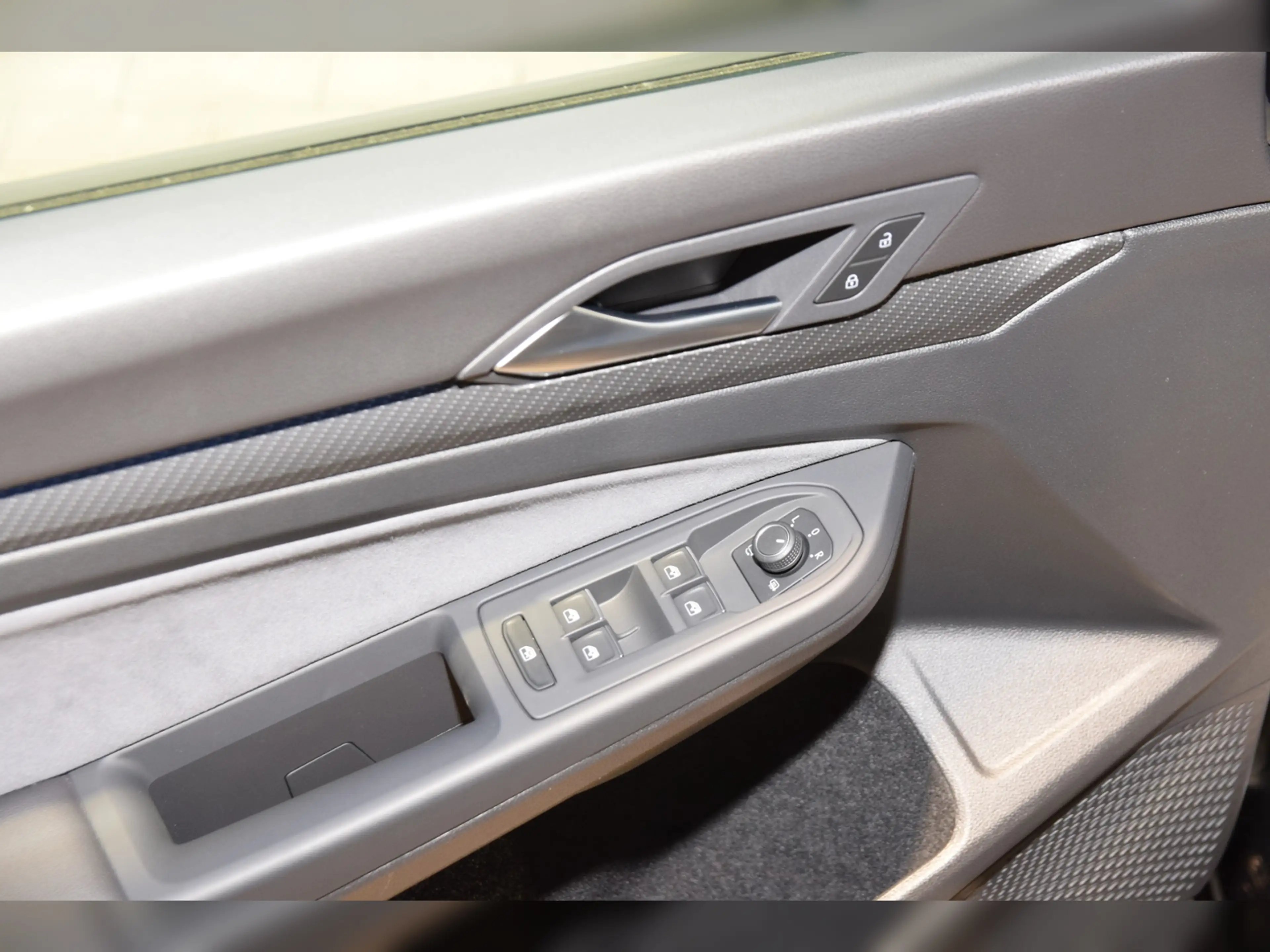 Volkswagen Golf VIII R 4Motion DSG IQ-Light - Panodach — photo 12