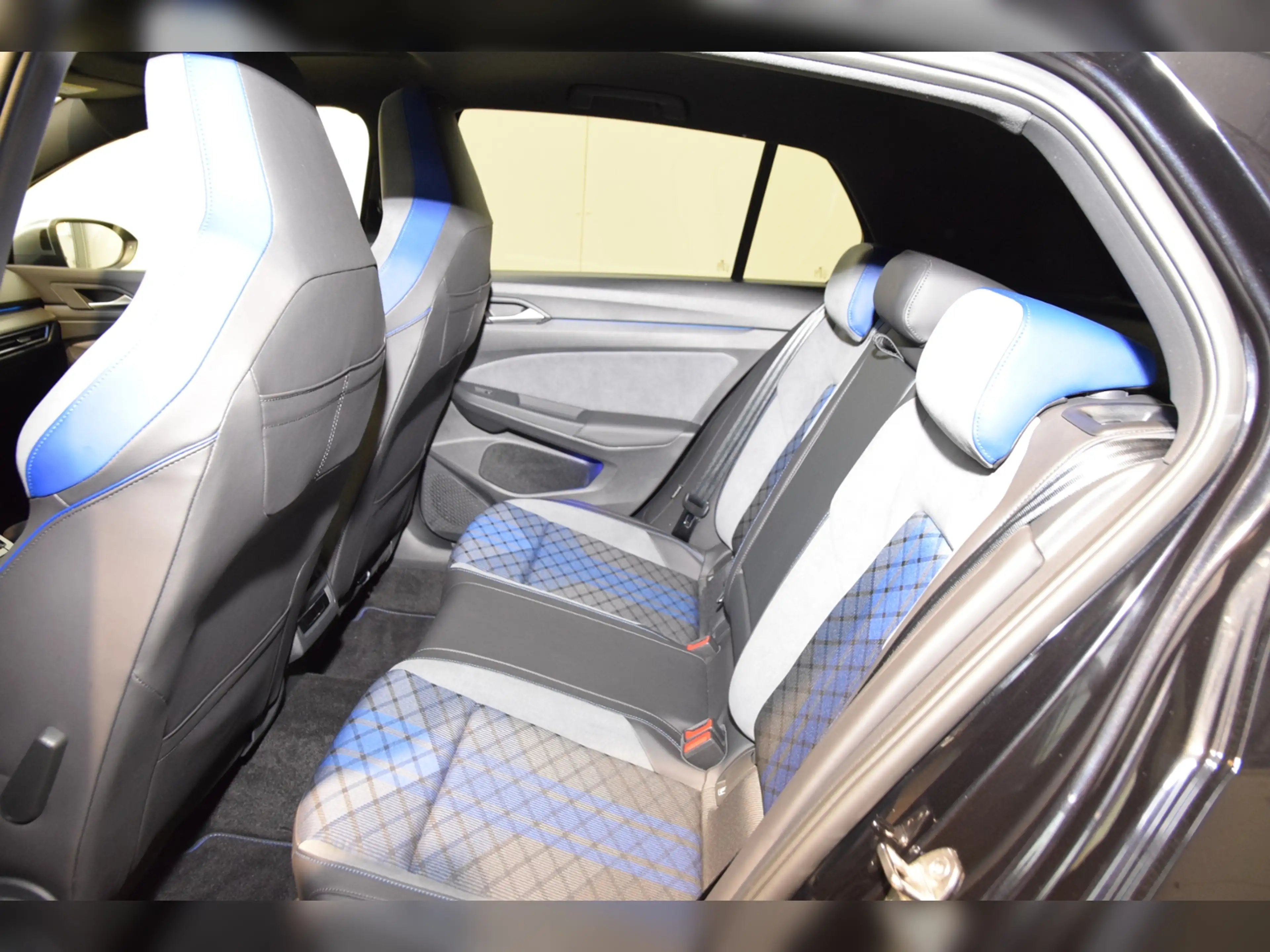 Volkswagen Golf VIII R 4Motion DSG IQ-Light - Panodach — photo 10