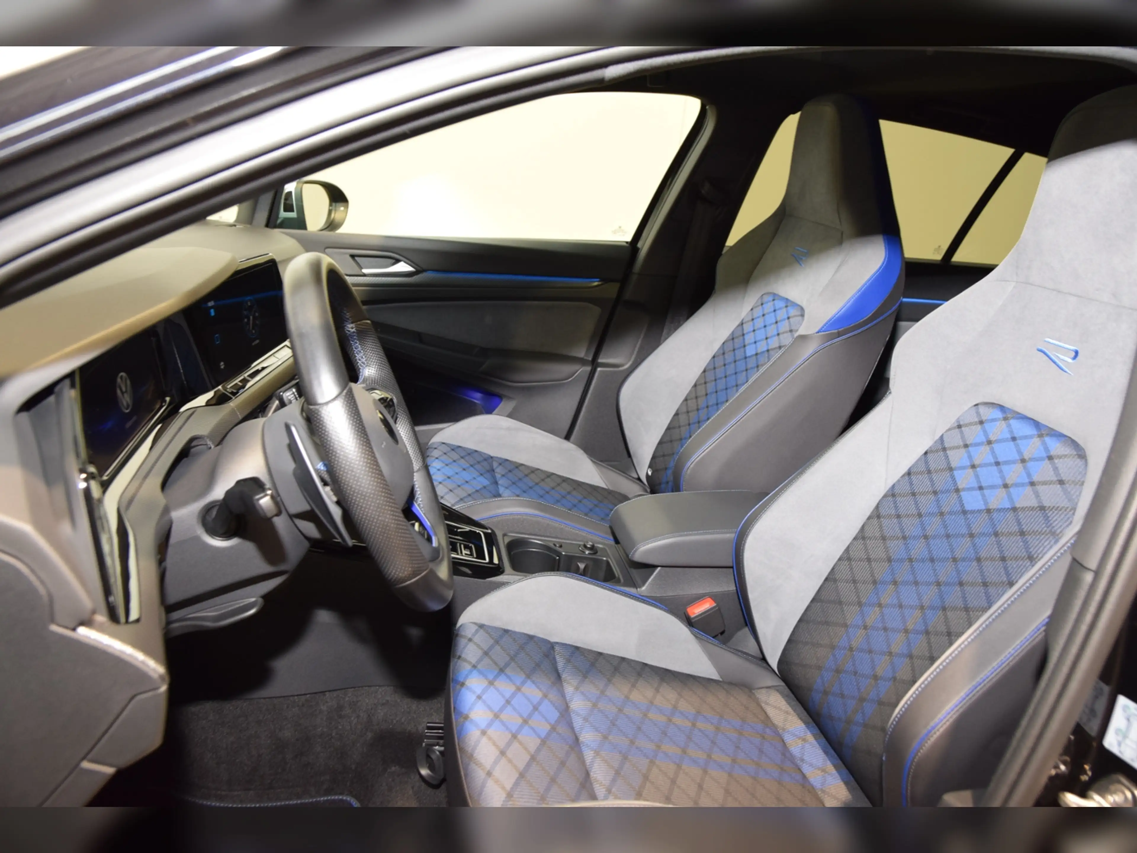 Volkswagen Golf VIII R 4Motion DSG IQ-Light - Panodach — photo 11