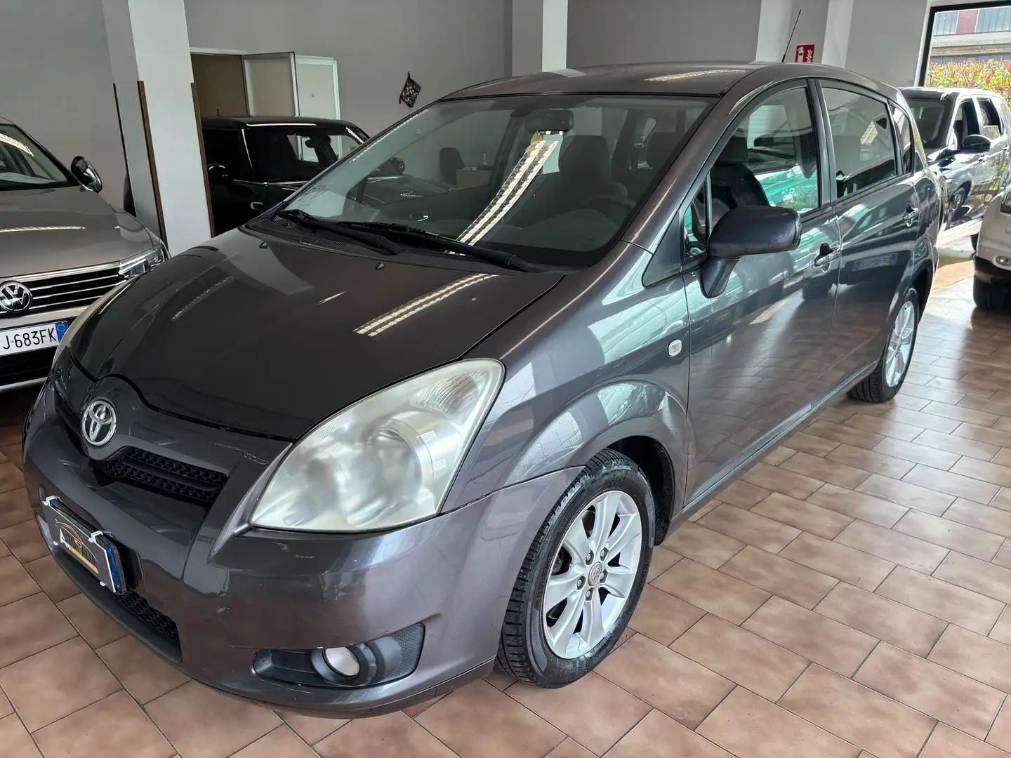 Toyota Corolla Verso 1.8 vvt-i Sol 7p POSTI Grau - 1