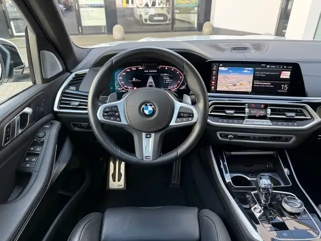 BMW X5 M view 6