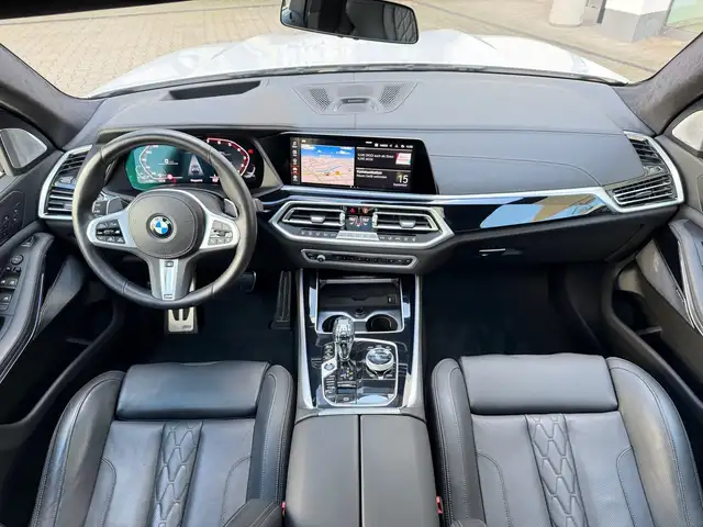 BMW X5 M view 3