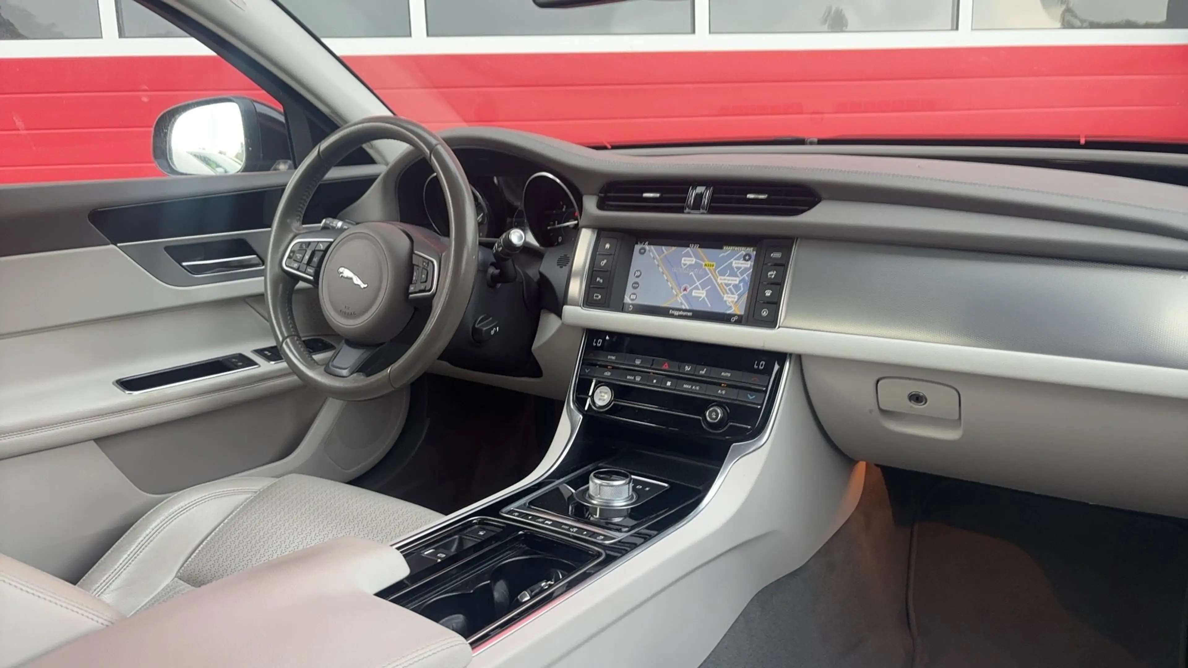 Jaguar XF 2.0d Portfolio DEALER OH / TREKHAAK / XENON / NAVI — photo 3