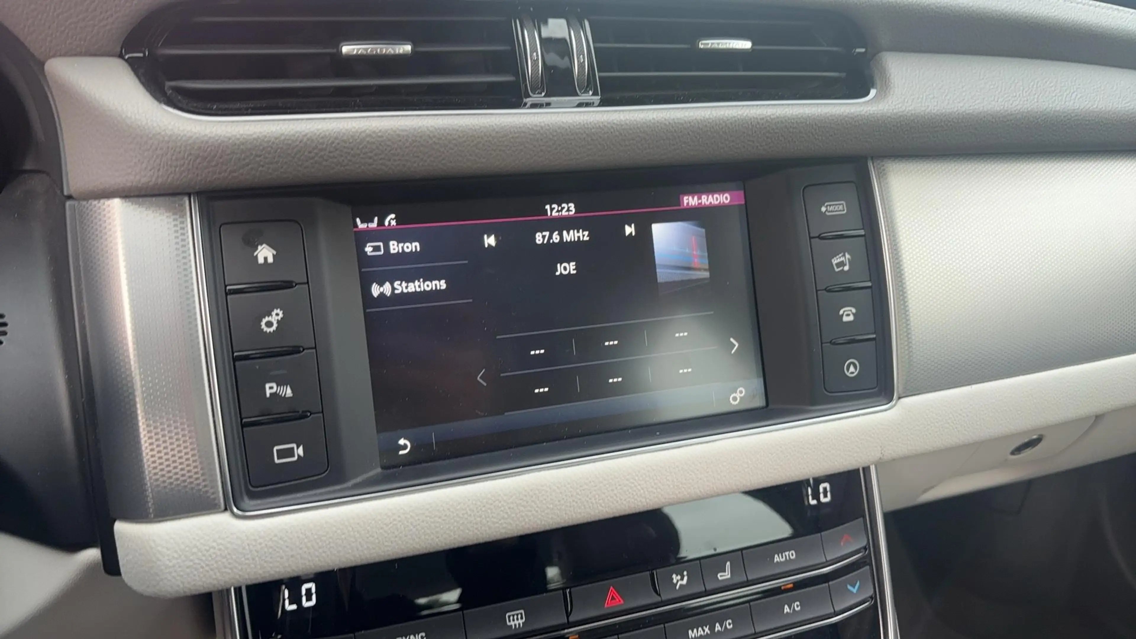 Jaguar XF 2.0d Portfolio DEALER OH / TREKHAAK / XENON / NAVI — photo 11
