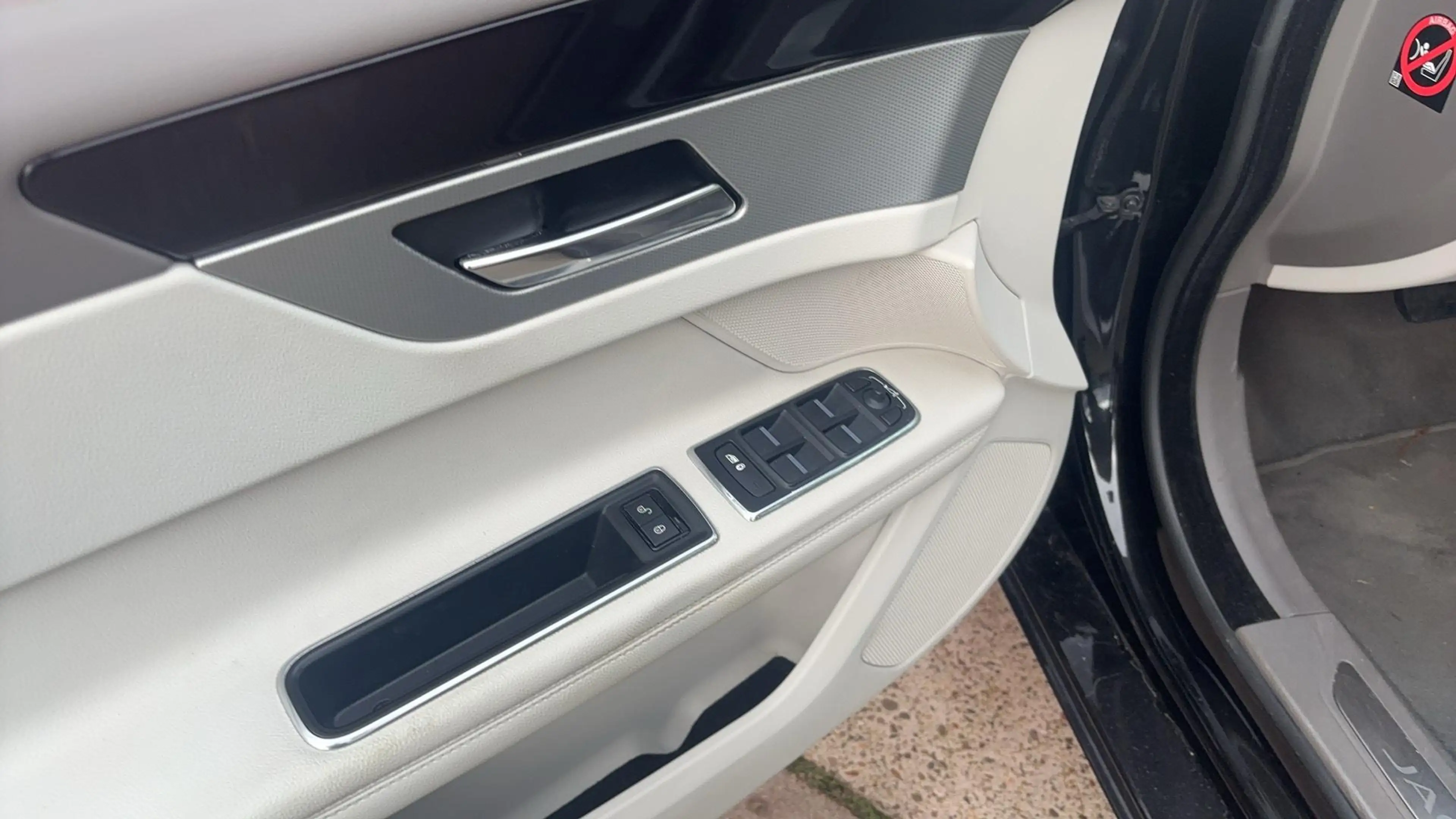 Jaguar XF 2.0d Portfolio DEALER OH / TREKHAAK / XENON / NAVI — photo 6