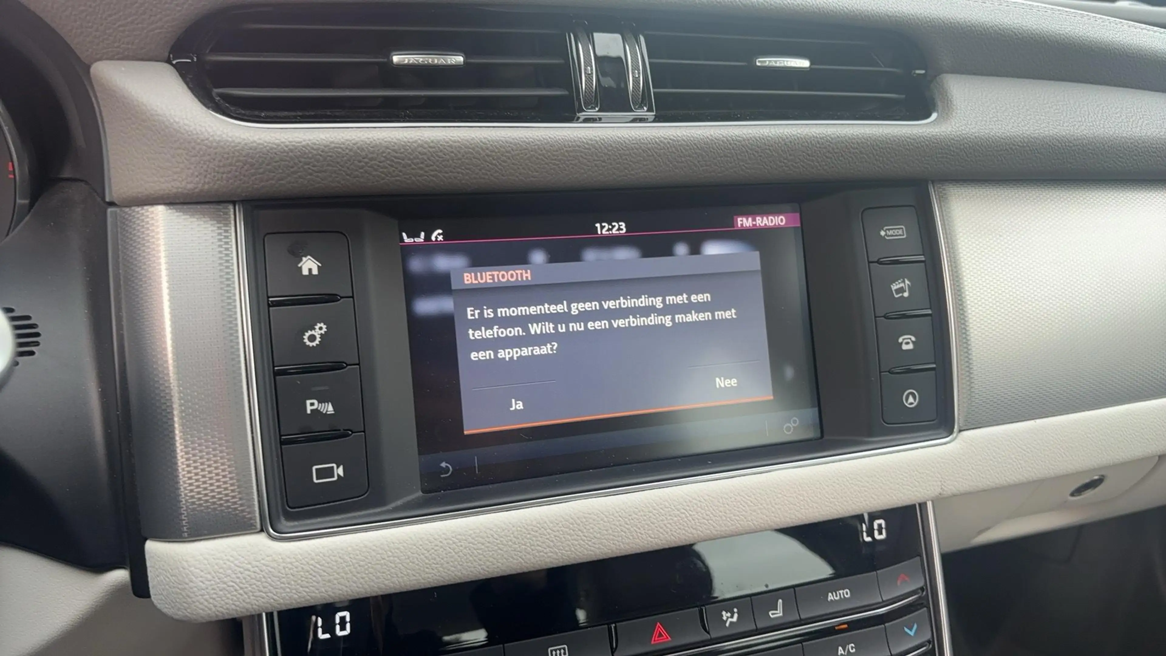 Jaguar XF 2.0d Portfolio DEALER OH / TREKHAAK / XENON / NAVI — photo 12