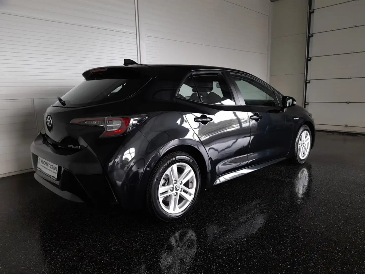 Toyota Corolla DYNAMIC 1,8 Hybrid Aut. Schwarz - 2