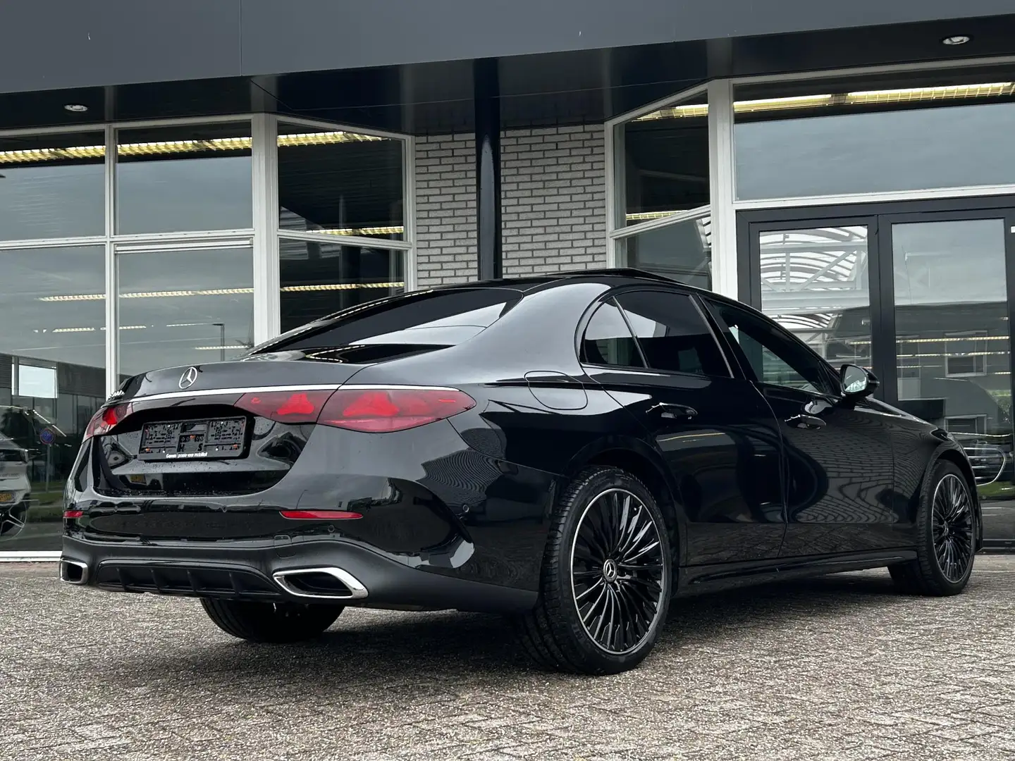 Mercedes-Benz E 300 e AMG | Panoramadak | MBUX Superscreen Zwart - 2