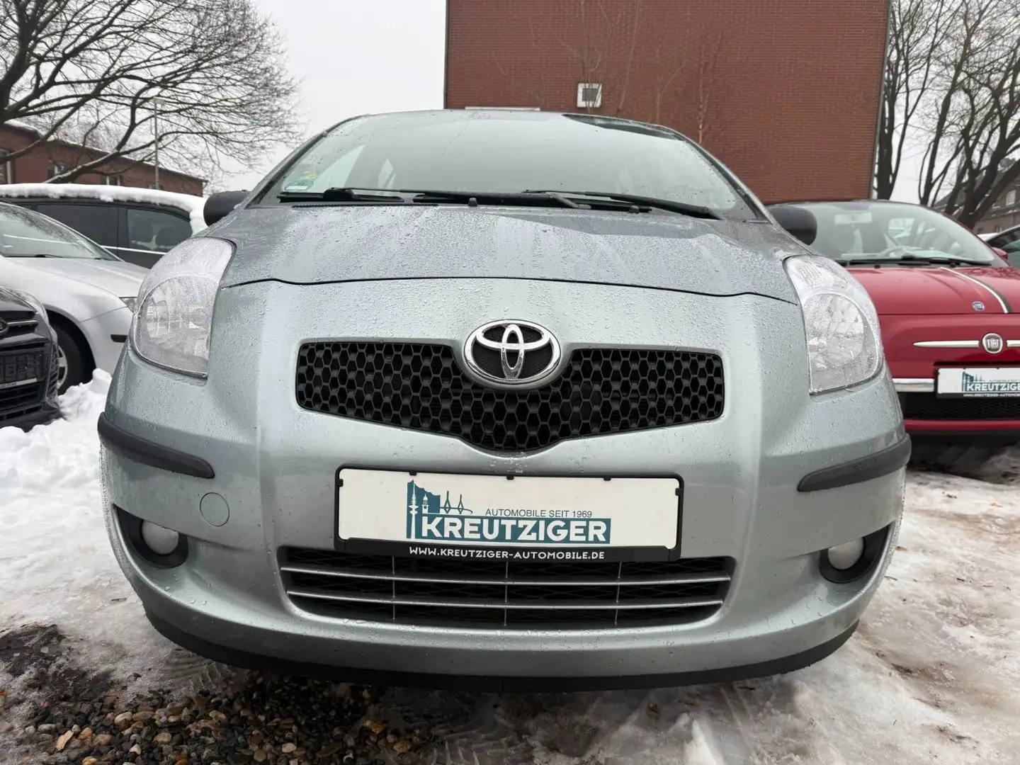 Toyota Yaris Executive Silber - 2