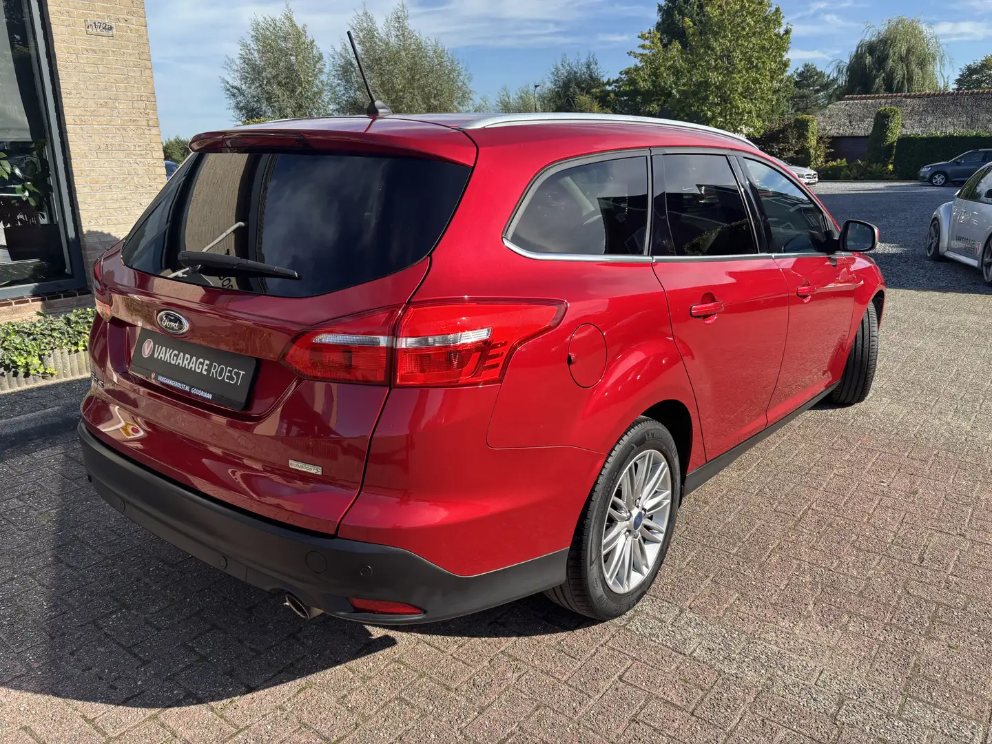 Ford Focus Wagon 1.5 Turbo Titanium Business Carplay / Parkee Rouge - 2