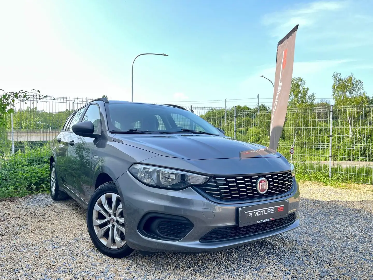 Fiat Tipo 1.4i Lounge BREAK/NAV/CLIMAUTO/SIEGES-CHAUFF/CRUIS Gris - 1