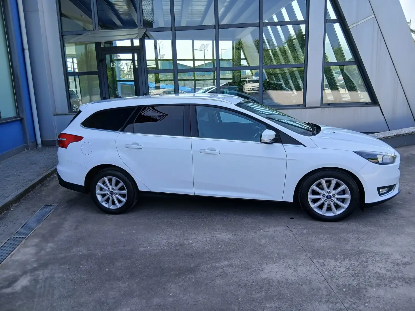 Ford Focus SW 1.5 tdci Titanium Business s Blanc - 2