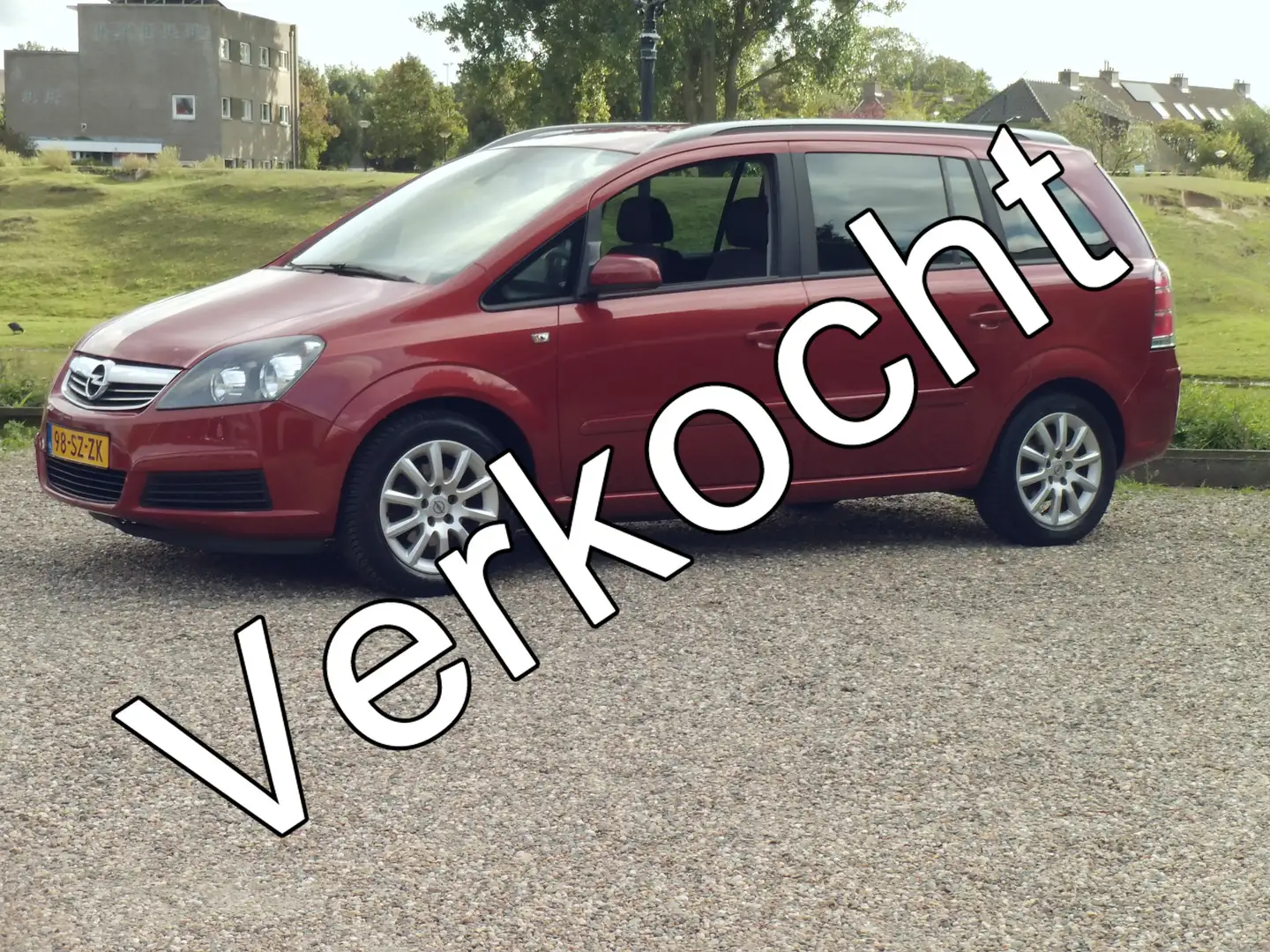 Opel Zafira 1.8 Executive op de motorkap diverse plekken van l Rood - 1