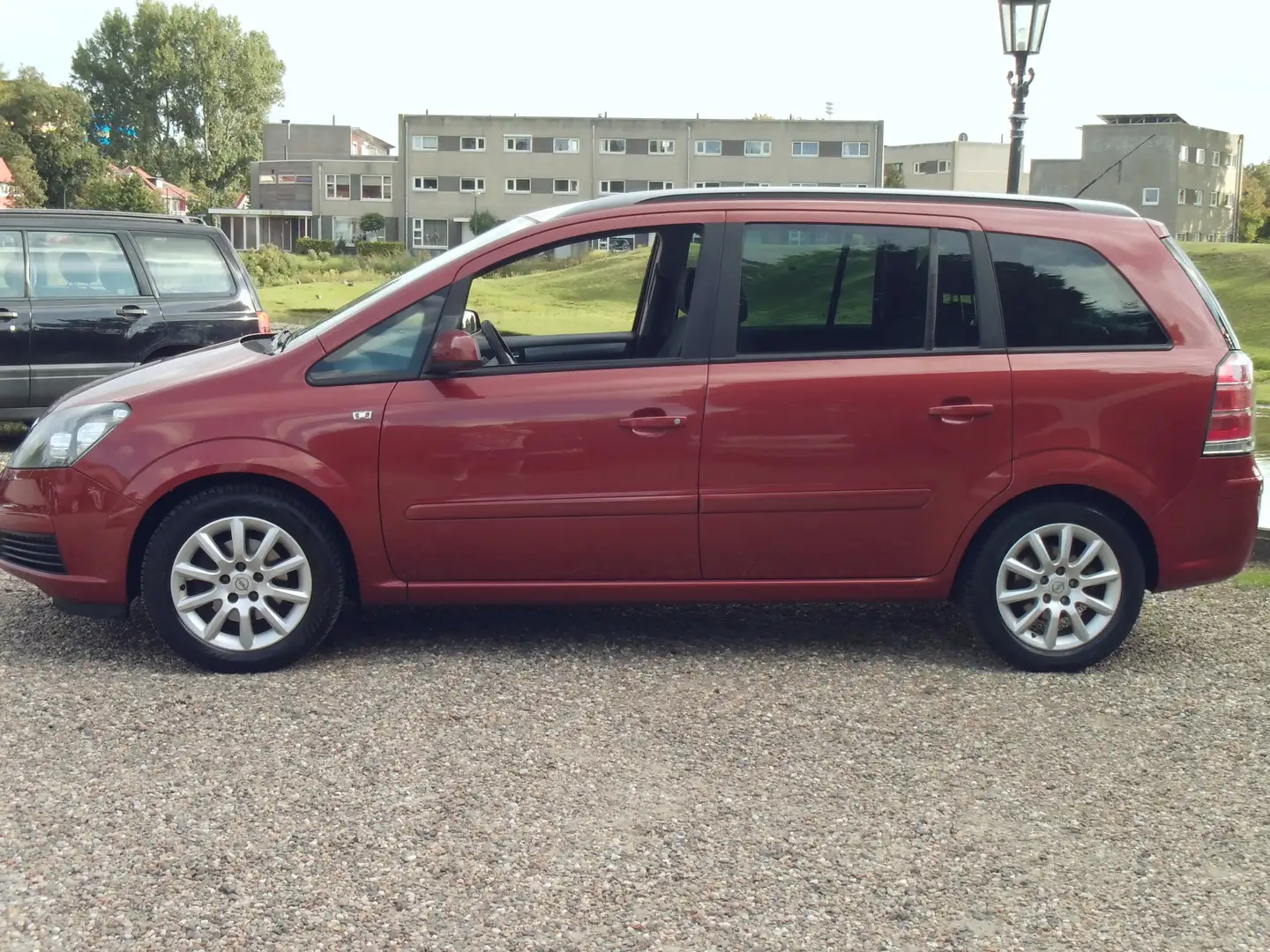 Opel Zafira 1.8 Executive op de motorkap diverse plekken van l Rood - 2