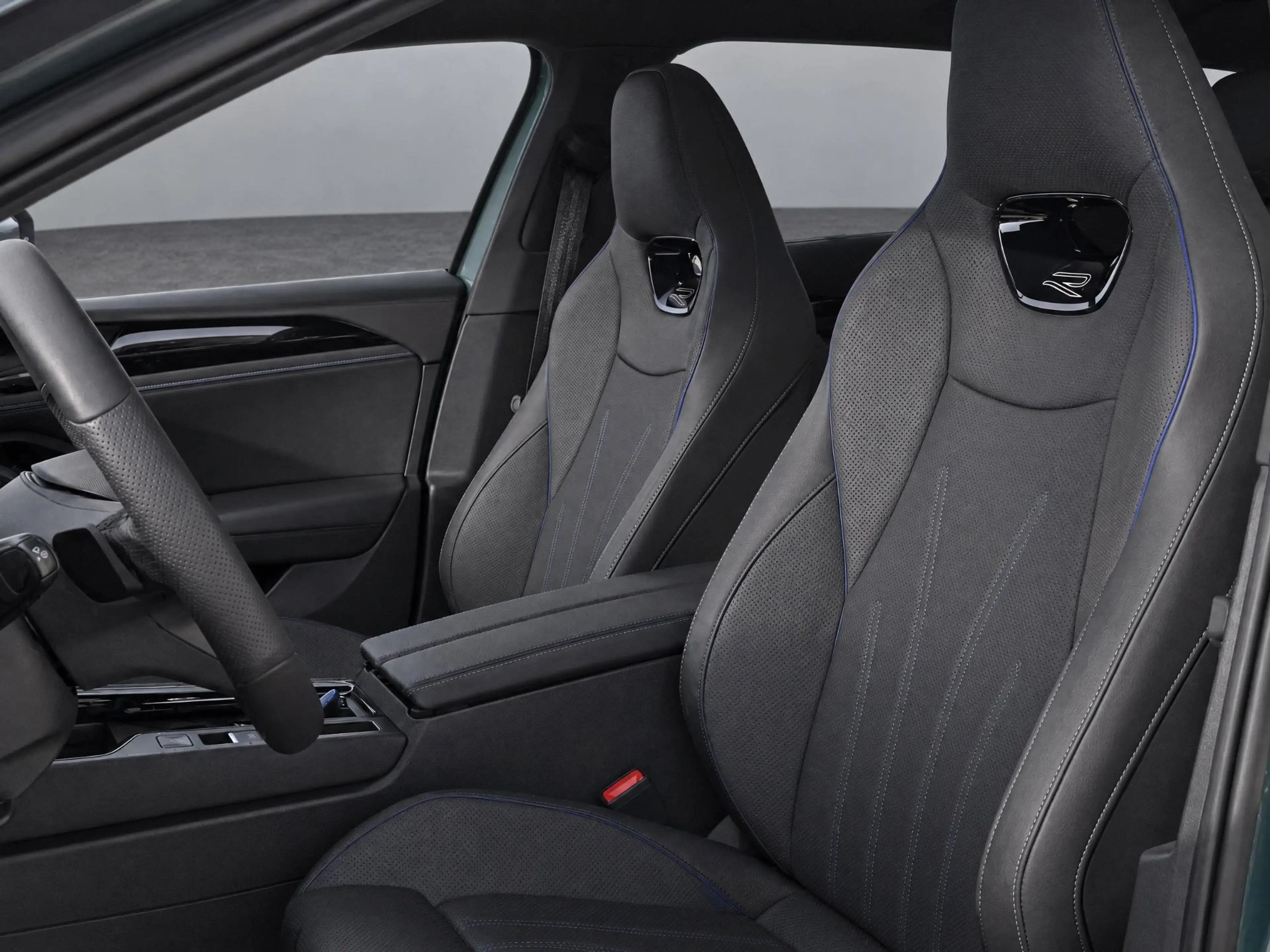 Volkswagen Passat Variant 1.5eHybrid 272PK R-Line Black Style Plus · Leder · — photo 14
