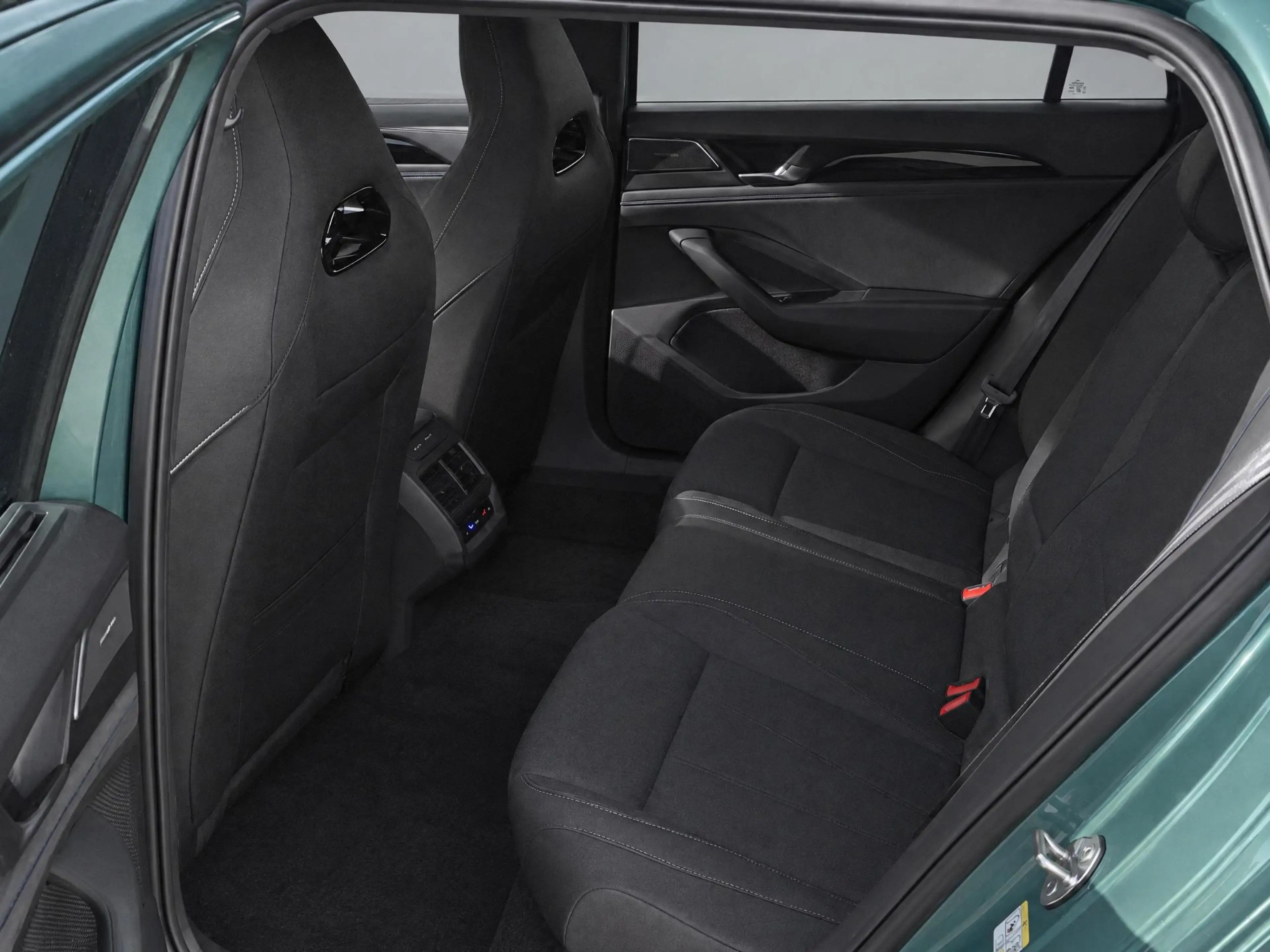 Volkswagen Passat Variant 1.5eHybrid 272PK R-Line Black Style Plus · Leder · — photo 11