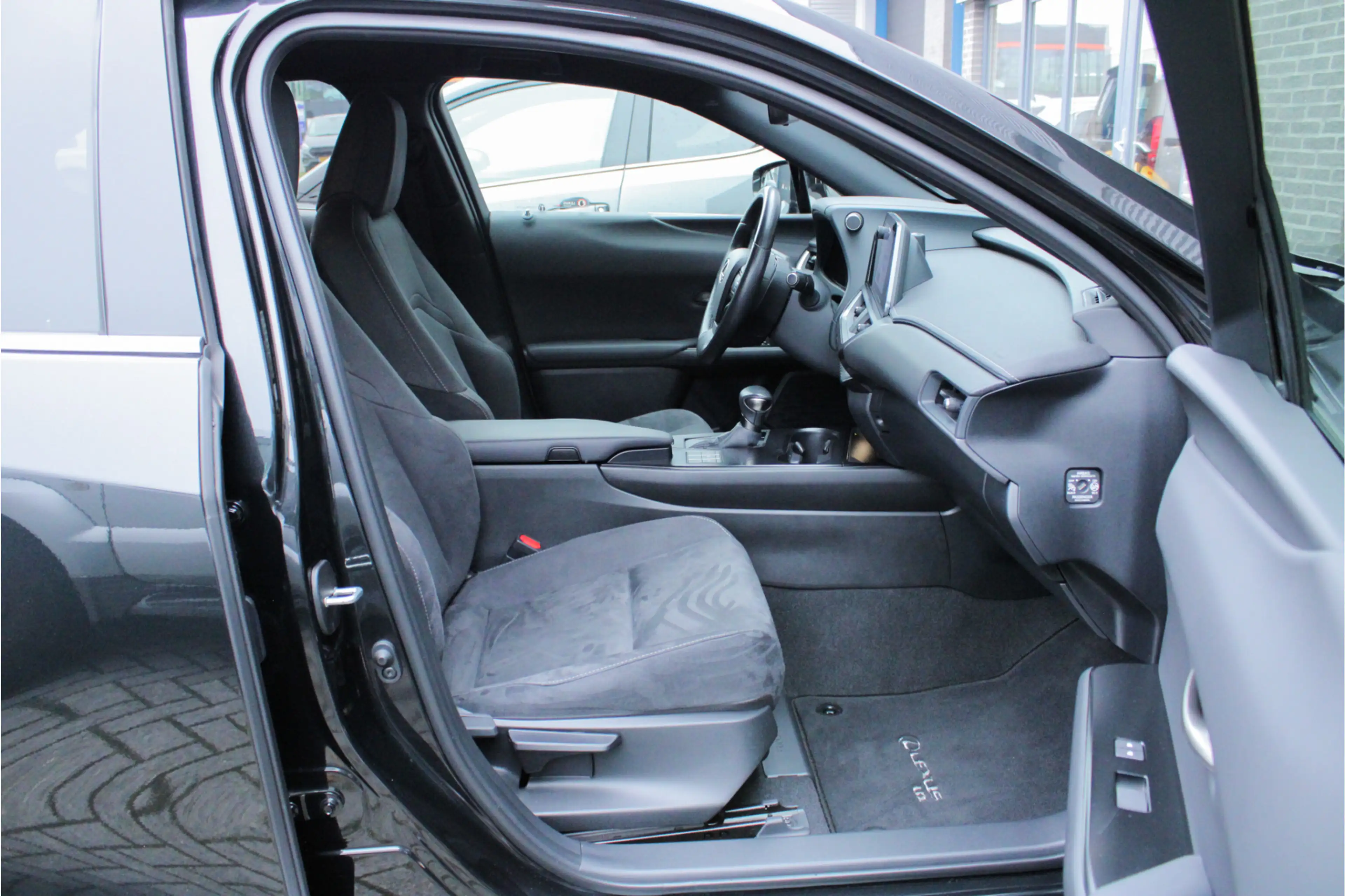 Lexus UX 250h Preference Line |facelift|stoelverwarming|dodehoek — photo 26