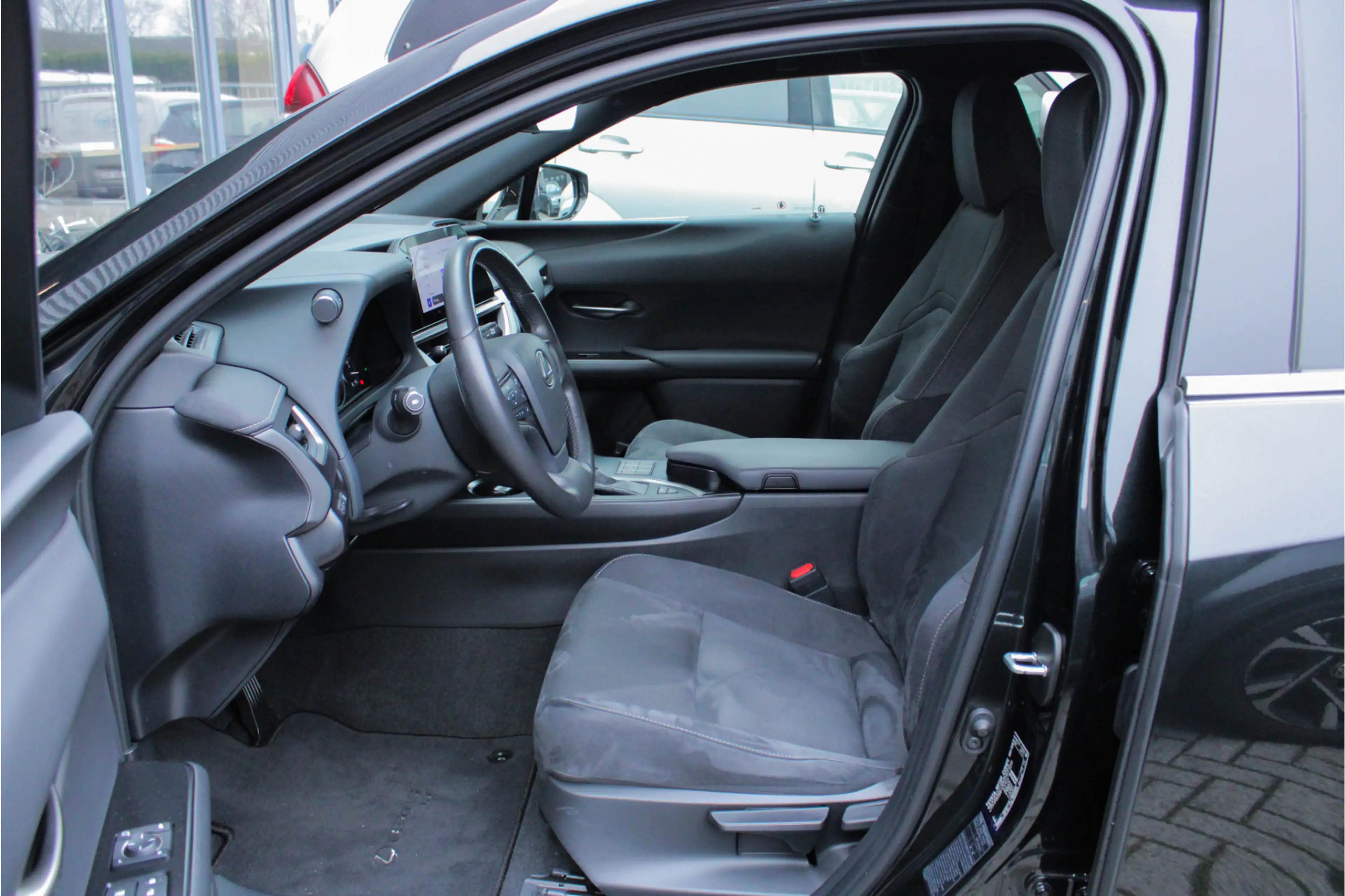 Lexus UX 250h Preference Line |facelift|stoelverwarming|dodehoek — photo 28