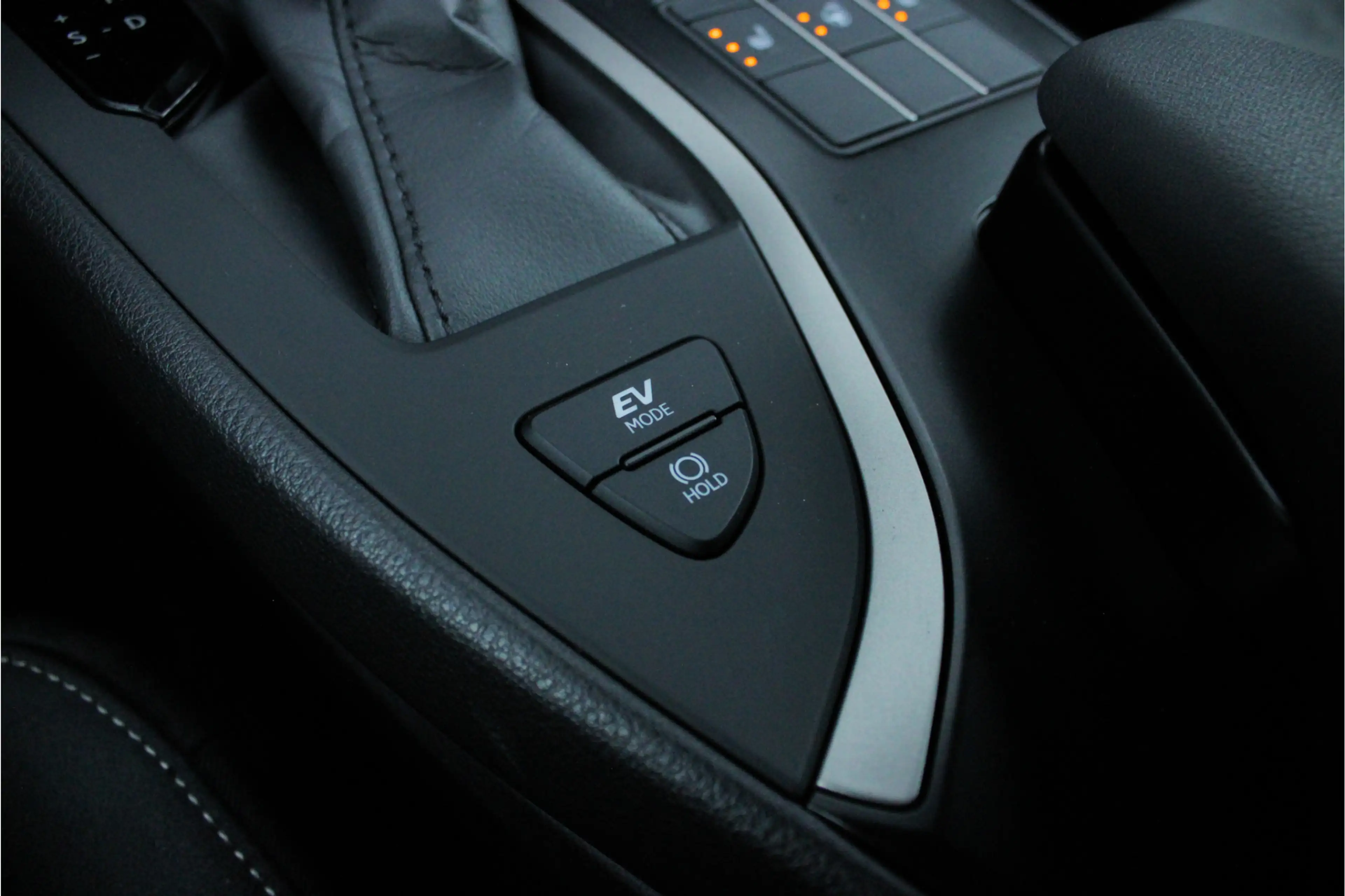 Lexus UX 250h Preference Line |facelift|stoelverwarming|dodehoek — photo 41