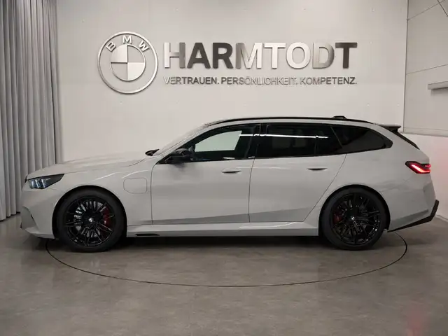 BMW M5 view 3