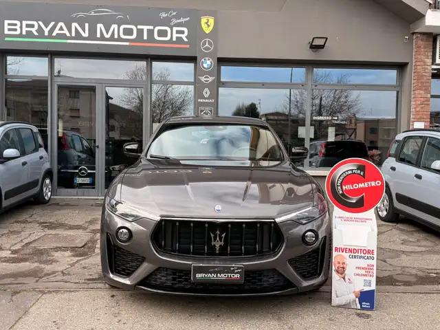 Maserati Levante view 8