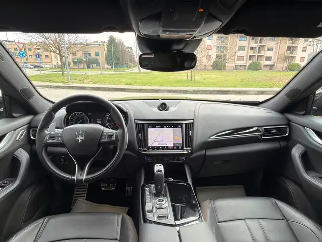 Maserati Levante view 12