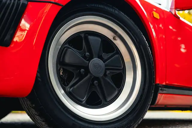 Porsche 911 view 21