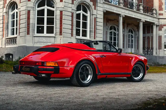 Porsche 911 view 4
