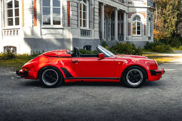 Porsche 911 view 7