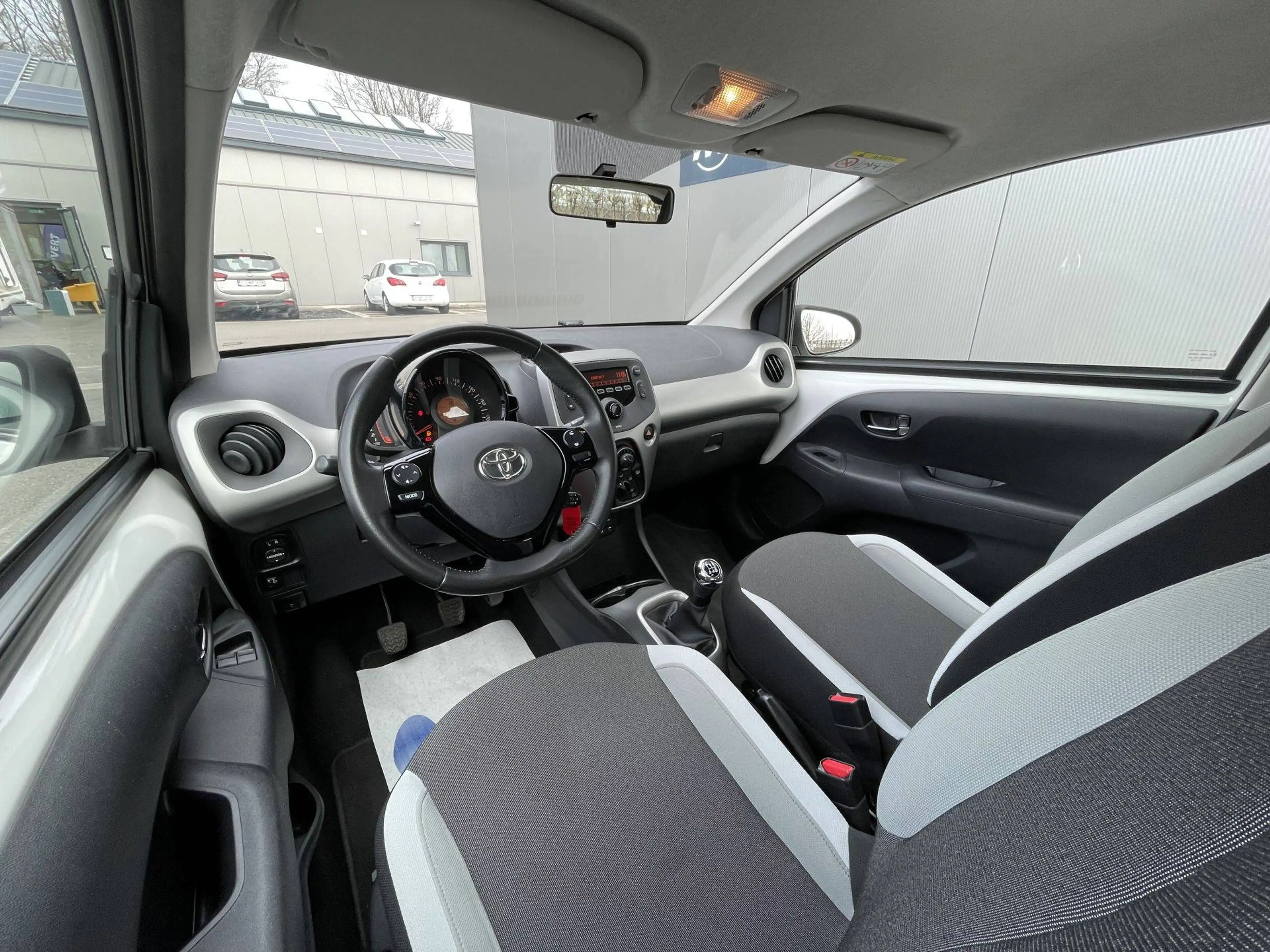 Toyota Aygo 1.0X-PLAY 5 PORTES — photo 13