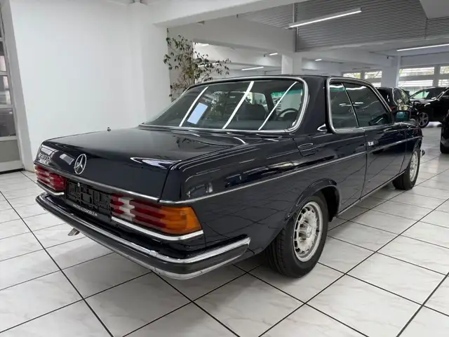 Mercedes-Benz 230 view 3