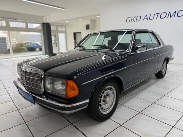 Mercedes-Benz 230 view 4