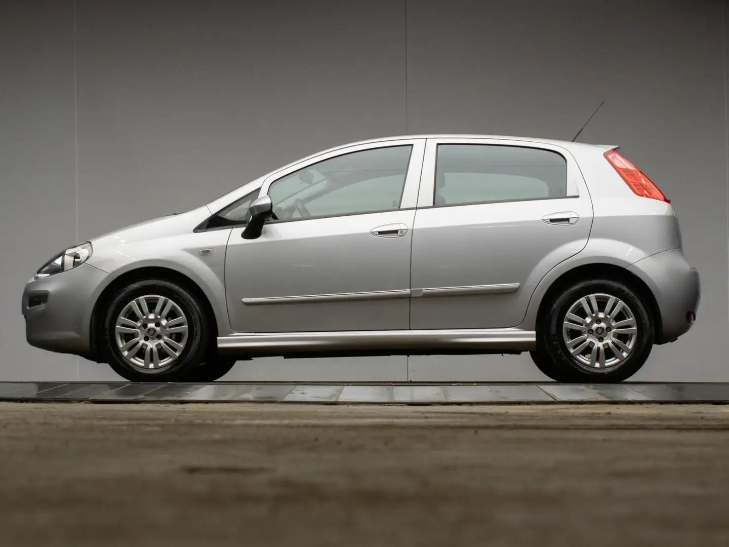 Fiat Punto Evo 0.9 TwinAir Pop Sport (CRUISE,BLUETOOTH,ELEKTRISCH Grijs - 1